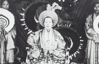 Sử triều Nguyễn chép rằng, nhiều khi vua Thiệu Trị ngồi đọc sách đến nửa đêm, bà vẫn bên cạnh vua để hầu hạ. Bà cũng là người thường xuyên khuyên nhủ các cung nữ trong cung hãy chuyên cần công việc.