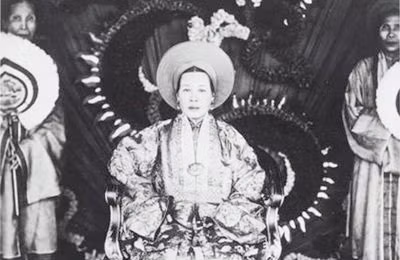 Sử triều Nguyễn chép rằng, nhiều khi vua Thiệu Trị ngồi đọc sách đến nửa đêm, bà vẫn bên cạnh vua để hầu hạ. Bà cũng là người thường xuyên khuyên nhủ các cung nữ trong cung hãy chuyên cần công việc.