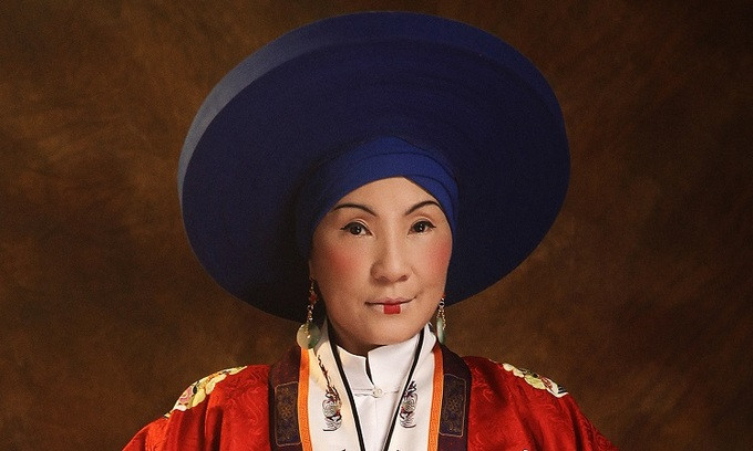 Đặc biệt, bà sống rất giản dị, cần kiệm, dân dã. Sử chép lại, có hôm vua vào cung thấy nơi bà ngồi có cái quạt, vải sờn, nan gãy... sai người đem đổi vật dụng mới hơn nhưng bà không cho, bà bảo còn dùng được thì dùng, vứt đi uổng, vả lại cái mới thì qua thời gian cũng phải cũ như thế. (Ảnh: Diễn viên Hồng Đào trong vai bà Từ Dũ)