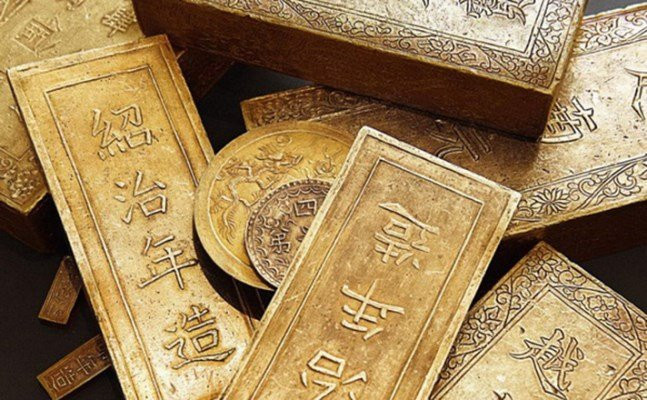 Trong buổi chia ly ông đã chặt đôi nén vàng mỗi người giữ một nửa "Con chúng ta đi rồi, ta cũng sẽ đi đây, phi hãy phụng dưỡng quốc mẫu. Chưa biết sau này gặp nhau ở nơi nào và ở ngày nào, đem vàng này để làm của tin". Thừa Thiên Cao hoàng hậu Tống Thị Lan nhận trọng trách phụng dưỡng mẹ chồng, chăm nom gia tộc suốt thời gian đó.