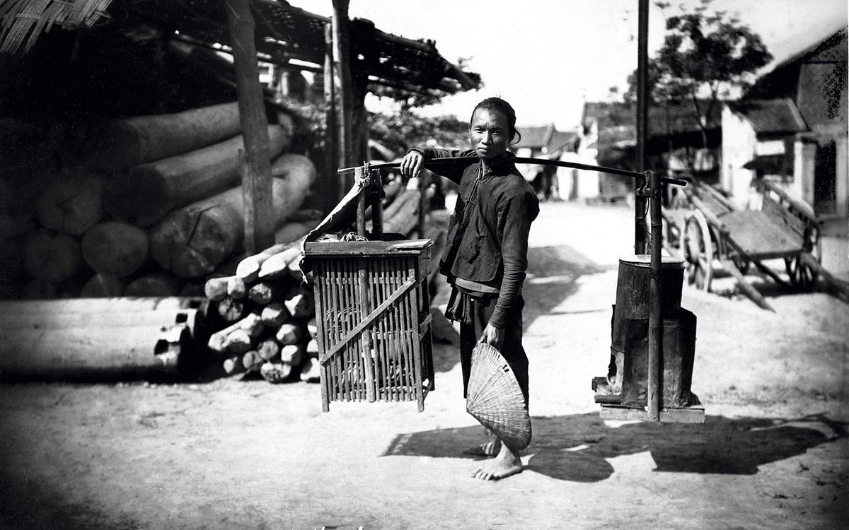 Truyện ngắn Thạch Lam không hấp dẫn bạn đọc bằng những chi tiết xung đột gay cấn, mà gây xúc động độc giả bằng lối kể chuyện tâm tình, tâm sự về những cảnh đời, cảnh sống tối tăm, tù túng, tội nghiệp, nghèo khổ của người dân lao động.