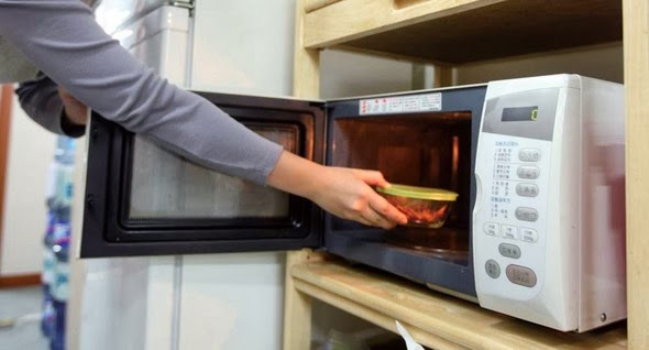 Sử dụng lò vi sóng: Nên đặt lò ở chỗ thông thoáng. Nếu đặt lò trong hộc tủ bếp thì cần bố trí đường thoát hơi nóng cho lò, đặc biệt là với lò có chức năng nướng.