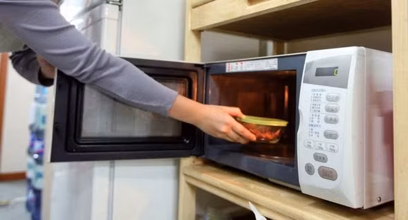 Sử dụng lò vi sóng: Nên đặt lò ở chỗ thông thoáng. Nếu đặt lò trong hộc tủ bếp thì cần bố trí đường thoát hơi nóng cho lò, đặc biệt là với lò có chức năng nướng.