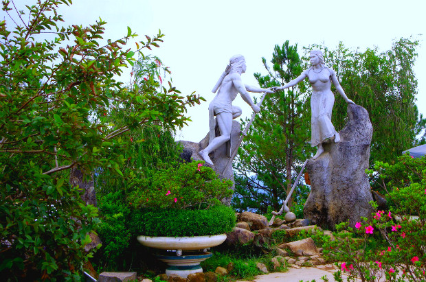 Khi cả 2 người mất đi, cha của Biang liền hối hận và quyết định thống nhất các bộ tộc trong làng thành dân tộc với tên gọi là K’Ho. Mộ của hai người chính là 2 ngọn núi Núi Ông và Núi Bà nằm bên cạnh nhau.