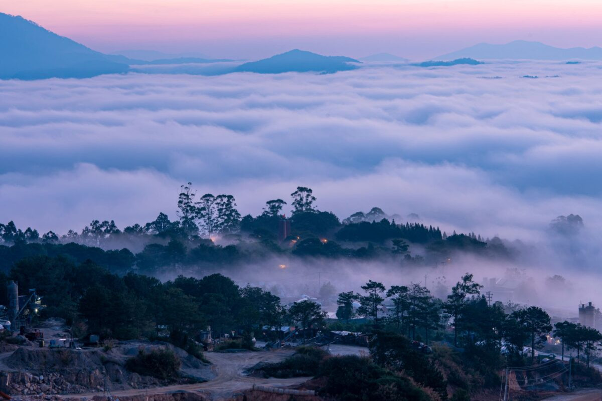 Sau 3-4 tiếng mệt lả đi bộ xuyên qua rừng già, đường dốc là tới đỉnh núi. Trời xanh vời vợi với biển mây xanh – trắng lững lờ trôi, không khí mát lành…