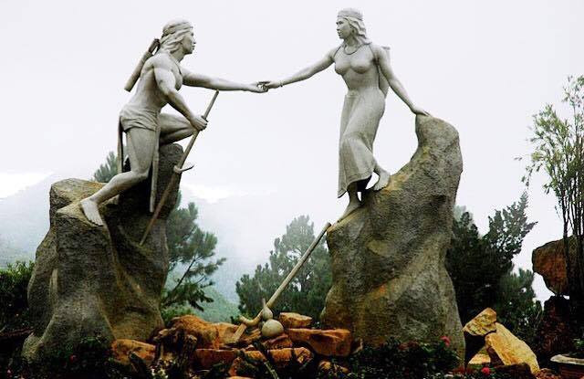 Sự tích núi Lang Biang bắt nguồn từ việc hai người khác bộ tộc nên không được phép cưới nhau. Vì tình yêu mãnh liệt nên cả hai đã lựa chọn cái chết để khẳng định tình yêu cũng như phản đối những hủ tục khắt khe.