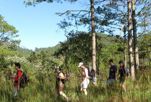 Càng lên cao, cái lạnh càng sâu theo mỗi bước chân. Càng lên cao đường đi càng khó khăn và thu hẹp lại với dây leo chằng chịt, các tảng đá to lớn, đường dốc khúc khuỷu.