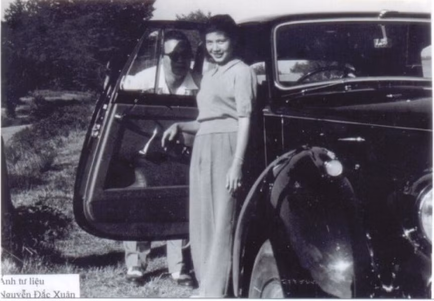 Trước khi quen biết với Cựu hoàng, bà đã trải qua một đời chồng và có một người con riêng. Ngay trong lần đầu găp mặt tại một sân tennis, Bảo Đại đã lập tức say đắm trước vẻ đẹp của bà Mộng Điệp. Sau này, người ta thường gọi bà Mộng Điệp là "thứ phi phương Bắc".