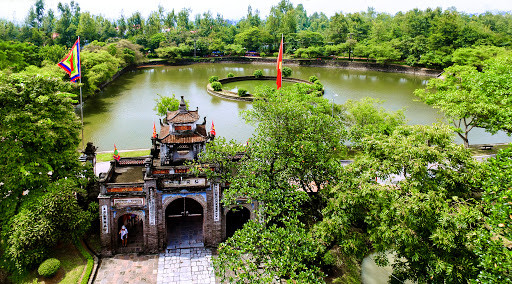 Thành Cổ Loa được xây bằng đất, do thời ấy Âu Lạc chưa có gạch nung. Phương pháp xây được sử dụng: Đào đất đến đâu, khoét hào đến đó, thành đắp đến đâu, lũy xây đến đó.