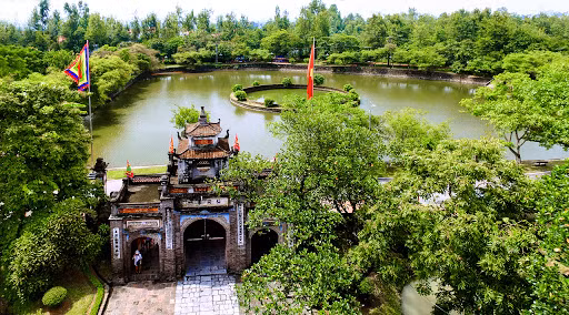 Thành Cổ Loa được xây bằng đất, do thời ấy Âu Lạc chưa có gạch nung. Phương pháp xây được sử dụng: Đào đất đến đâu, khoét hào đến đó, thành đắp đến đâu, lũy xây đến đó.