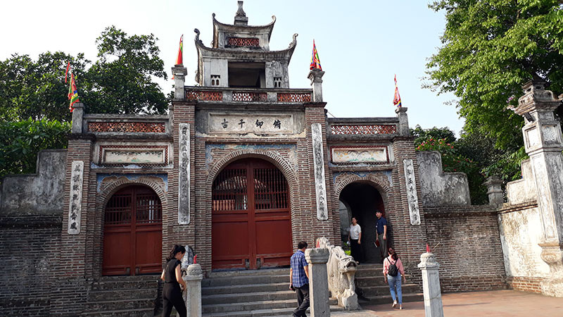 Tương truyền để có đất xây thành, An Dương Vương phải cho dời dân tại chỗ đi nơi khác. Làng Quậy hiện nay nguyên vốn ở tại Cổ Loa đã phải dời xuống vùng đất trũng cuối dòng sông Hoàng để An Dương Vương xây thành.