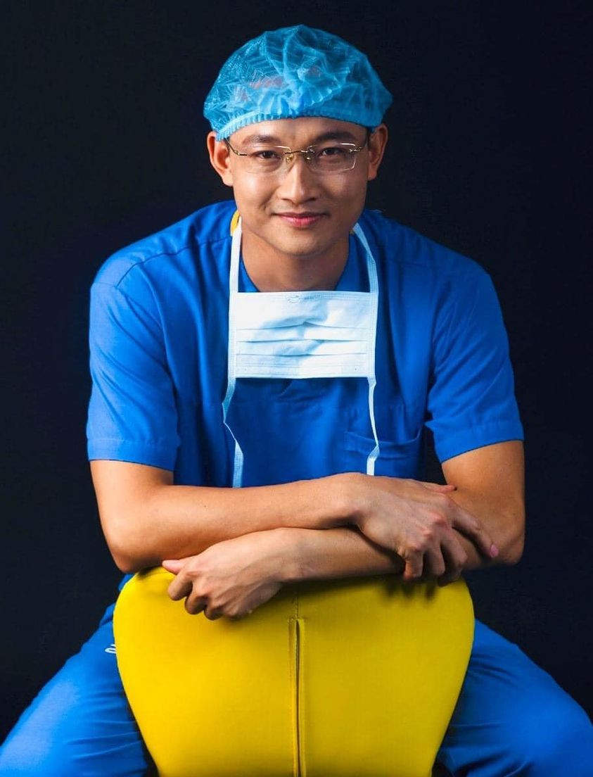 "Bác sĩ tin rằng anh chị sẽ thấy thú vị khi đọc từng trang sách và tự thấy mình trưởng thành hơn nhiều về lĩnh vực sức khoẻ thường thức khi đọc hết cuốn sách này, để qua đó góp phần tự chăm sóc và nâng cao sức khoẻ cho chính những người thân trong gia đình" - bác sĩ nghìn like chia sẻ.