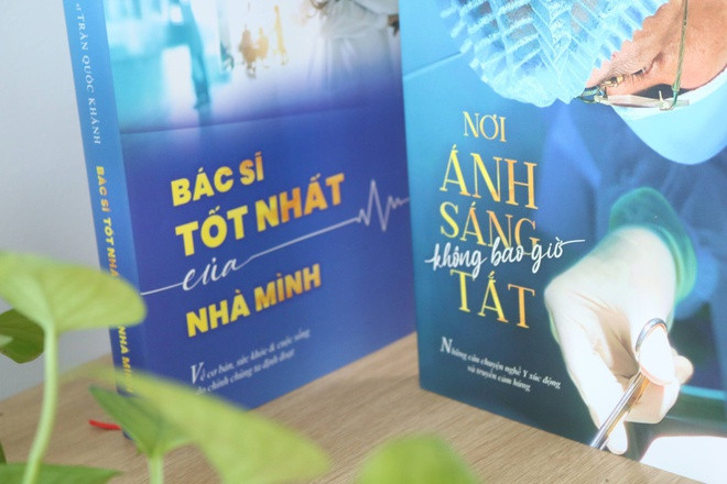 Nếu cuốn Nơi ánh sáng không bao giờ tắt gây xúc động cho người đọc, Bác sĩ tốt nhất của nhà mình lại được bằng lối viết hóm hỉnh, nhẹ nhàng như trò chuyện cùng người đọc.