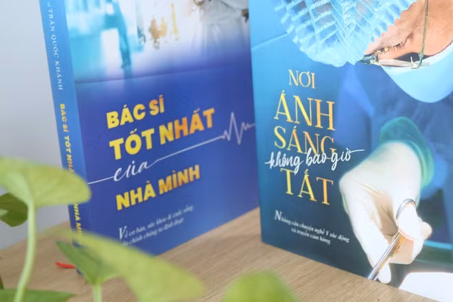 Nếu cuốn Nơi ánh sáng không bao giờ tắt gây xúc động cho người đọc, Bác sĩ tốt nhất của nhà mình lại được bằng lối viết hóm hỉnh, nhẹ nhàng như trò chuyện cùng người đọc.
