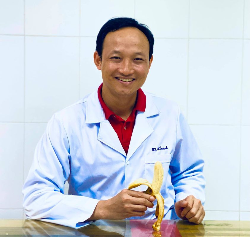 BS. Trần Quốc Khánh cho biết, bác sĩ không đi sâu vào kê đơn hay điều trị mà chỉ tập trung hướng dẫn mọi người cách nhận biết vấn đề và đặc biệt là những giải pháp dự phòng để không để bệnh xảy đến. Vì với bệnh tật, phòng bệnh hơn chữa bệnh.