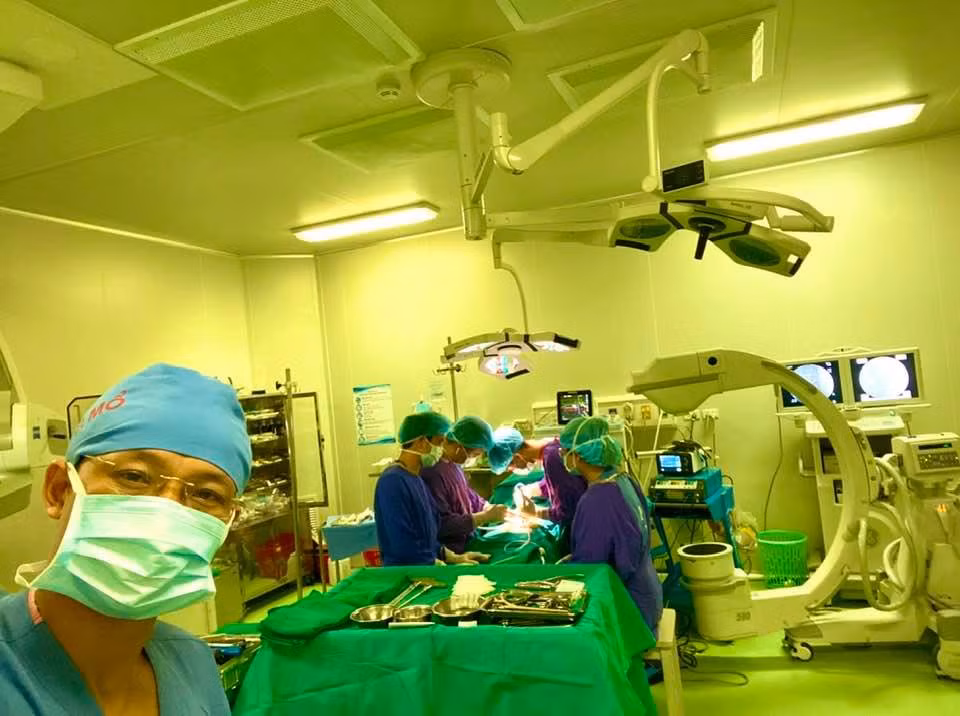 Bộ sách là những câu chuyện cảm động viết về những trải nghiệm cuộc đời, những triết lý sống, những tâm tư, tình cảm dưới góc nhìn của một lương y được BS. Trần Quốc Khánh chia sẻ trong suốt hành trình tìm lại sự sống và sức khỏe cho con người.