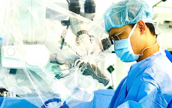 Trên trang Facebook cá nhân, BS. Trần Quốc Khánh cho biết, “Nơi ánh sáng không bao giờ tắt" là cuốn sách kể về những câu chuyện nghề y có thật, xúc động và truyền cảm hứng từ những tháng năm bước vào con đường chữa bệnh cứu người của chính bác sỹ.