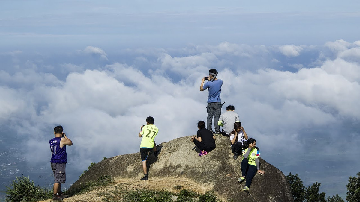 Đỉnh cao nhất của núi Chứa Chan được xác định 837m so với mực nước biển. Phần lớn, sườn núi có độ nghiêng 30-35 độ và có những nơi tạo vách thẳng đứng. 