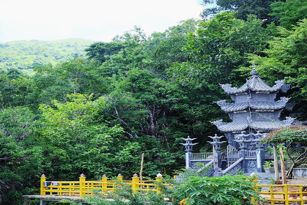 Trên núi có rất nhiều ngôi chùa, trong đó có chùa được xây bên những vách đá lớn. Chùa Bửu Quang ở vị trí cao nhất, tọa lạc theo thế của một số vách, hàm đá có độ cao trên 660m. Chùa được khai sơn vào đầu thế kỷ XX với sự kiến tạo theo hàm Rồng của một hang đá. 