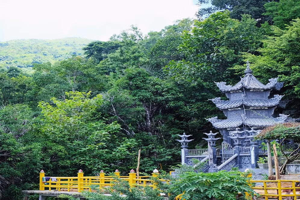 Trên núi có rất nhiều ngôi chùa, trong đó có chùa được xây bên những vách đá lớn. Chùa Bửu Quang ở vị trí cao nhất, tọa lạc theo thế của một số vách, hàm đá có độ cao trên 660m. Chùa được khai sơn vào đầu thế kỷ XX với sự kiến tạo theo hàm Rồng của một hang đá. 