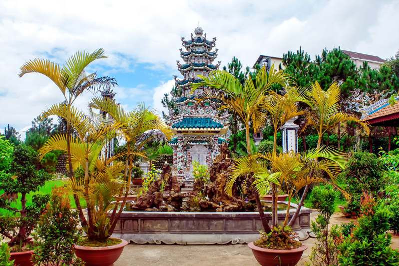 Các ngôi chùa khác được khởi dựng muộn, vào giữa thập niên 50 (thế kỷ XX), cũng tựa dựng vào thế của các hang đá trên sườn núi: chùa Lâm Sơn (độ cao 250m), chùa Linh Sơn (450m).