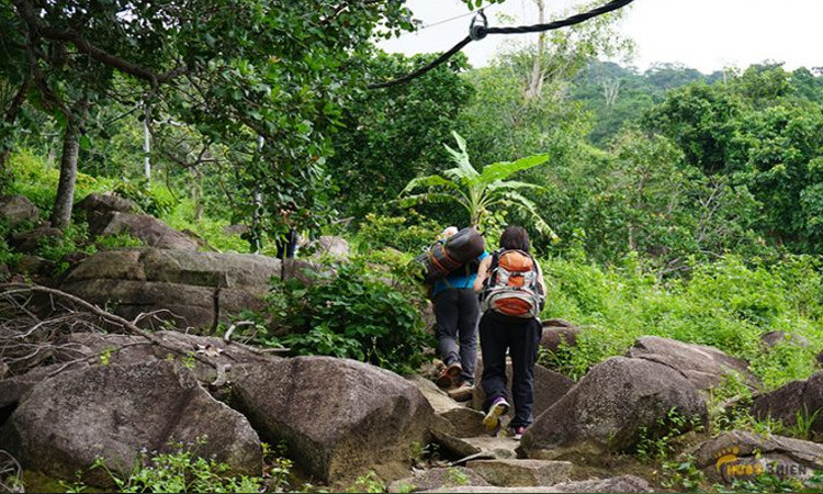 Nhiều tảng đá ken vào thành những bức tường dày, lối vào âm sâu, khúc khuỷu. Khu vực đá này khi các cơ quan xếp hạng di tích định danh là Mật khu Hầm Hinh bởi gắn liền với thời kỳ các lực lượng cách mạng dùng làm căn cứ thời chống Pháp, chống Mỹ. 