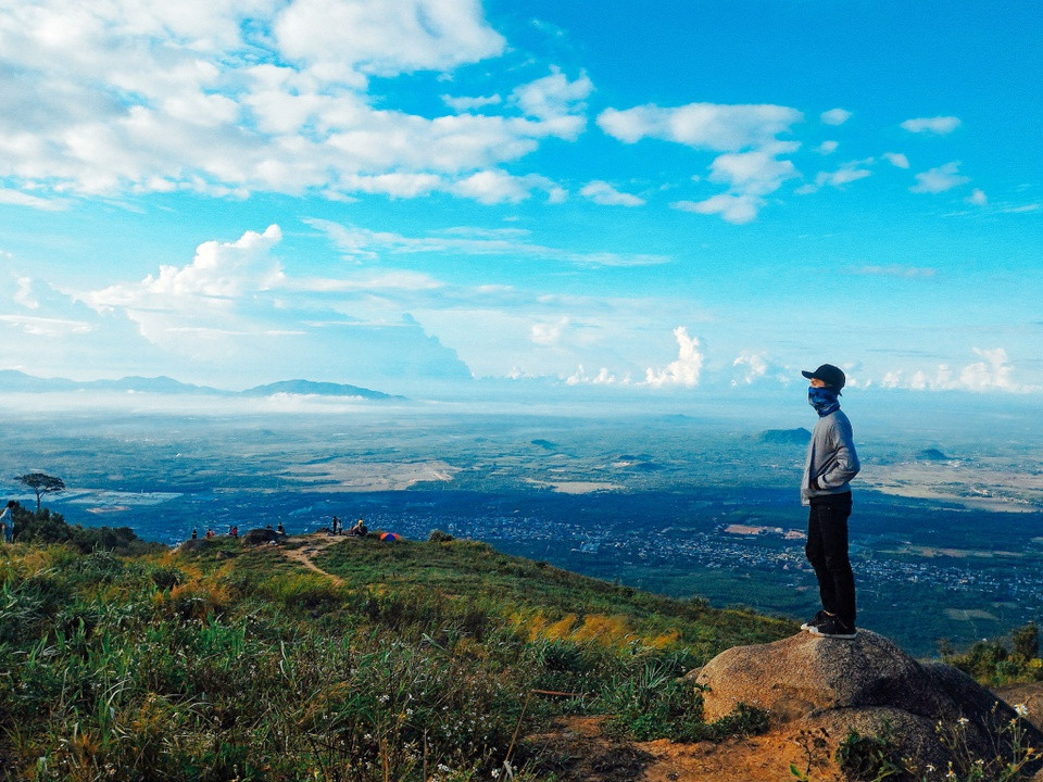 Trên đỉnh cao nhất của núi Chứa Chan nhà nghỉ mát của toàn quyền Pháp, vườn trà của vua Bảo Đại… tạo thành một quần thể thắng cảnh độc đáo ở Đông Nam bộ. 