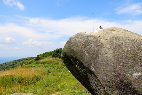 Núi Chứa Chan còn là nơi của các bãi đá tự nhiên trùng trùng điệp điệp, xen lẫn nhau tạo thành những bức tường đá kỳ vĩ. Khu vực triền núi cao ở phía Bắc thuộc xã Xuân Trường có bãi đá nhiều hình thú, công kênh vào nhau với diện tích khoảng 500m2. 