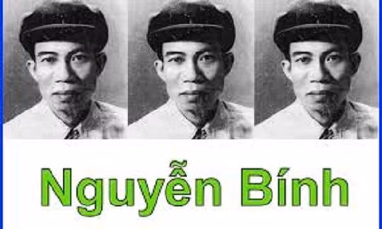 Nhà thơ "thay lòng đổi dạ" khi đi sáng tác tại Cà Mau và gặp cô Mai Thị Mới, 19 tuổi, ở ấp Hương Mai, xã Khánh Lâm, huyện U Minh. Tình yêu hai người nảy nở, ngày một mặn nồng, quấn quýt. Nhà thơ Nguyễn Bính xin cưới cô Mới, sau khi đã có giấy ly hôn với bà Hồng Châu. 