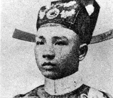 Hoàng tử Cảnh khi 3 tuổi đã theo Bá Đa Lộc làm con tin, lênh đênh chân trời góc bể, sau này ở ngôi đông cung thái tử chưa được bao lâu thì mắc bệnh đậu mùa rồi mất khi mới 21 tuổi.