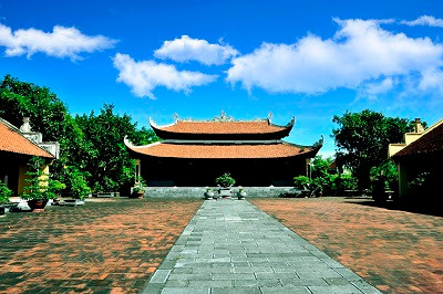 Nổi tiếng bậc nhất trong các áng thơ ca của Nguyễn Công Trứ có thể kể đến "Bài ca ngất ngưởng" thể hiện chất ngông đầy khí phách của Nguyễn Công Trứ. (Ảnh: Khu di tích đền thờ Nguyễn Công Trứ).