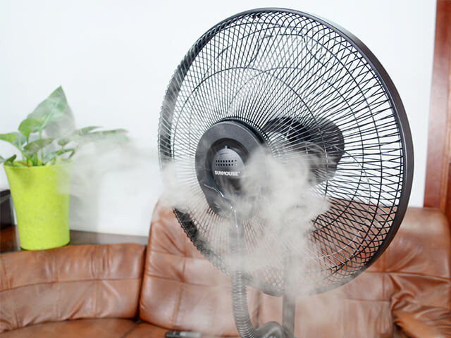 Một lưu ý nữa là khi đang bật quạt, không di chuyển quạt quá nhanh và mạnh để tránh làm đổ nước trong hộc chứa, gây chập cháy. Nên nhớ tắt điện khi vệ sinh, di chuyển quạt.