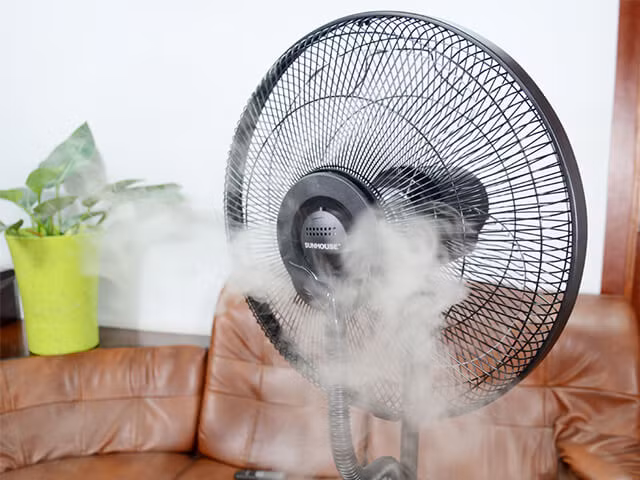 Một lưu ý nữa là khi đang bật quạt, không di chuyển quạt quá nhanh và mạnh để tránh làm đổ nước trong hộc chứa, gây chập cháy. Nên nhớ tắt điện khi vệ sinh, di chuyển quạt.