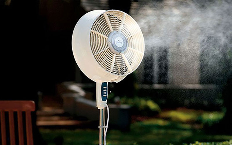 Để đảm bảo an toàn, bạn cần lưu ý: Quạt phun sương thích hợp ở những không gian rộng lớn. Các hạt nước li ti nhỏ sẽ tản đều khắp không gian rộng lớn, hòa cùng các cơn gió tự nhiên tạo cảm giác dễ chịu.