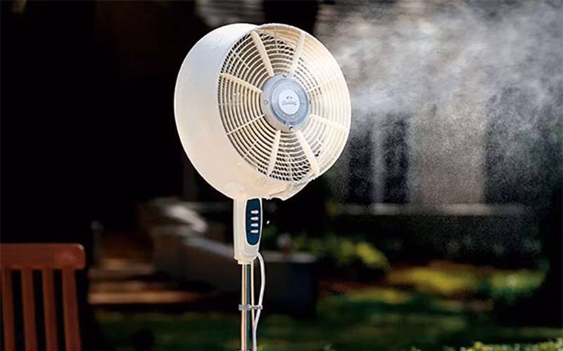 Để đảm bảo an toàn, bạn cần lưu ý: Quạt phun sương thích hợp ở những không gian rộng lớn. Các hạt nước li ti nhỏ sẽ tản đều khắp không gian rộng lớn, hòa cùng các cơn gió tự nhiên tạo cảm giác dễ chịu.