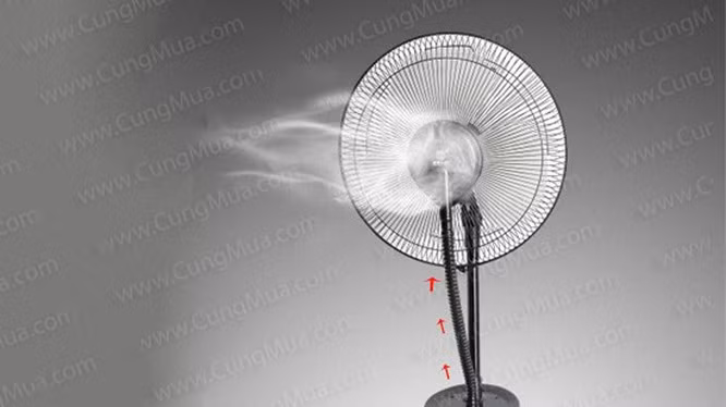 Động cơ sẽ đưa luồng sương lên phần lồng quạt thông qua vòi ở trước quạt. Gió thổi từ cánh quạt sẽ đưa những hạt sương siêu nhỏ này ra ngoài và nhanh chóng hoà tan trong không khí, bốc hơi chỉ trong vài giây, giúp làm ẩm và mát không khí đang khô nóng.