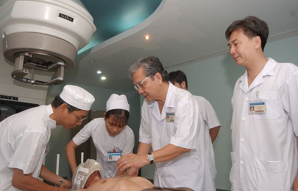 Bat ngo quan niem chua benh cua bac thay ung thu, GS.BS Nguyen Chan Hung-Hinh-2