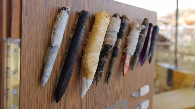 Vú khí tự chế rất phổ biến trong tù nhưng không phải phạm nhân nào cũng đủ điều kiện và đồ nghề để chế tạo ra chúng. Họ có thể bán một mảnh kính vỡ cho người khác với giá 20 USD.