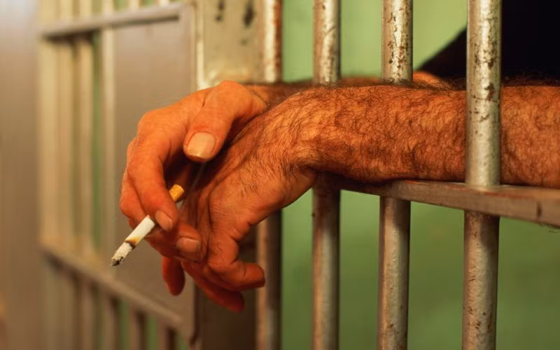 Thuốc lá là thứ rất đắt đỏ trong nhà tù và kỉ lục từng được ghi lại tại một nhà tù ở Bang New South Wales, Úc là 300 USD cho một bao. Thậm chí các phạm nhân còn dùng thuốc lá như một đơn vị tiền tệ trao đổi với giá 20 USD mỗi điếu.