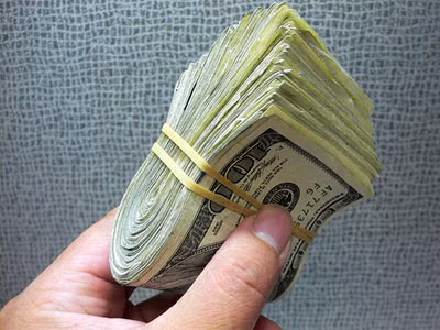 Tiền mặt bị cấm ở rất nhiều các nhà tù trên toàn thế giới, thậm chí các nhà tù ở Mỹ còn có một loại đơn vị tiền tệ riêng của mình. Tuy vậy, lượng tiền mặt ở đây vẫn là rất lớn và được sử dụng trong những phi vụ bất hợp pháp.