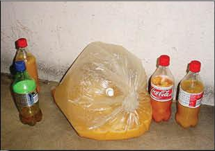 Rượu cũng là một thứ bị cấm hoàn toàn trong các nhà tù. Mặc dù vậy các phạm nhân có cách để ủ lên men những thứ nước hoa quả đóng chai thành rượu. Giá bán của rượu trong những nhà tù ở Nam Mỹ dao động trong khoảng từ 5 đến 150 USD một lít tùy thuộc từng thời điểm.