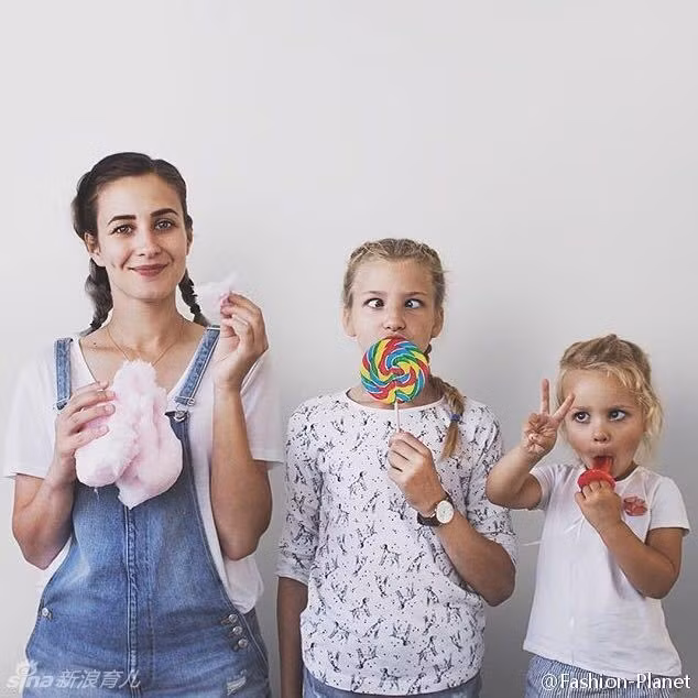 Có nhiều bức ảnh với bố cục và trang phục đầy phá cách của ba mẹ con.