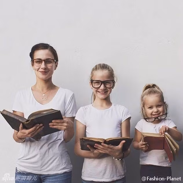 Một nhiếp ảnh gia người Anh đã thực hiện bộ ảnh ba mẹ con với những nhân vật chính trong bức ảnh là vợ và hai cô con gái đáng yêu của anh.