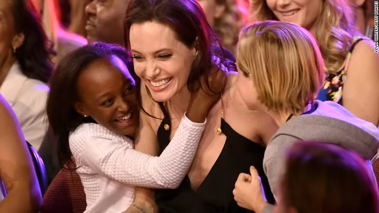 Jolie cùng hai cô con gái Zahara và Shiloh ăn mừng chiến thắng khi cô dành giải vai diễn được bình chọn bởi trẻ em trong bộ phim Maleficent vào năm 2015.