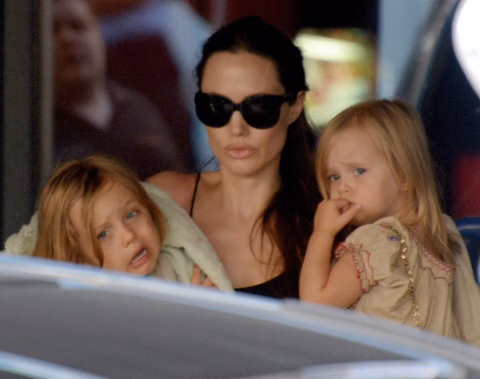 Jolie có 2 người con sinh đôi một trai một gái vào năm 2008 đó là Knox Léon Jolie-Pitt và Vivienne Marcheline Jolie-Pitt.