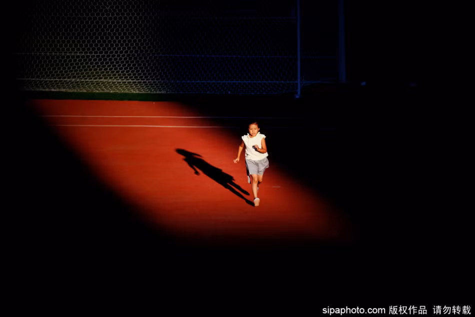 Đường Sa Sa, cô bé 6 tuổi mỗi ngày chạy 3km với hy vọng rằng sự chăm chỉ tập luyện ngày hôm nay của em có thể giúp em giành được huy chương vàng Olympic trong tương lai.