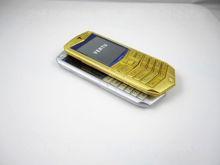 Các khách sạn ở Dubai cũng là nơi các siêu phẩm được ra đời. Phải kể đến chiếc iPhone 5 mạ vàng kim cương đen giá 15 triệu USD hay chiếc Vertu siêu sang với vỏ hoàn toàn làm bằng vàng có giá gần chục triệu USD.