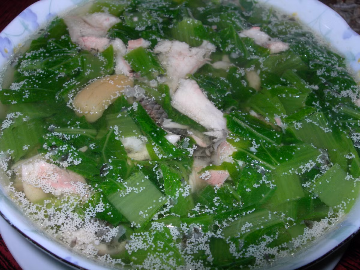 Rau cải: Canh rau nấu với cá đơn giản và phổ biến nhất chính là rau cải. Trong rau cải có chứa nhiều vitamin A, B, C, E, kẽm, sắt... rất phù hợp với sự phát triển của trẻ trong giai đoạn ăn dặm.