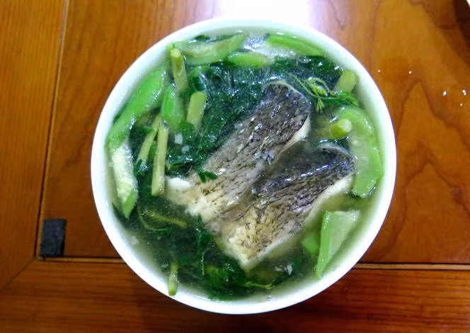 Rau rút: Canh cá nấu với rau rút có lợi cho sức khỏe của trẻ so với các loại rau khác. Bằng chứng là trong rau rút có chứa lượng protein cao gấp nhiều lần các loại rau xanh khác. Rau rút còn có tác dụng hạ sốt, lợi tiểu, bổ thận cho trẻ.