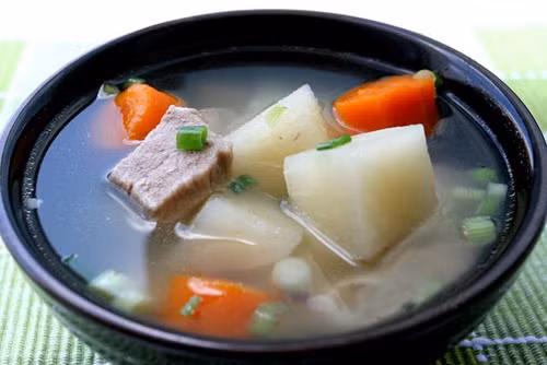 Cà rốt củ cải: Cà rốt nấu chung với củ cải là món canh ưa thích của rất nhiều bé nhưng các enzyme có trong cà rốt sẽ bẻ gẫy các vitamin C trong củ cải và biến đây trở thành món ăn vô bổ cho các bé.